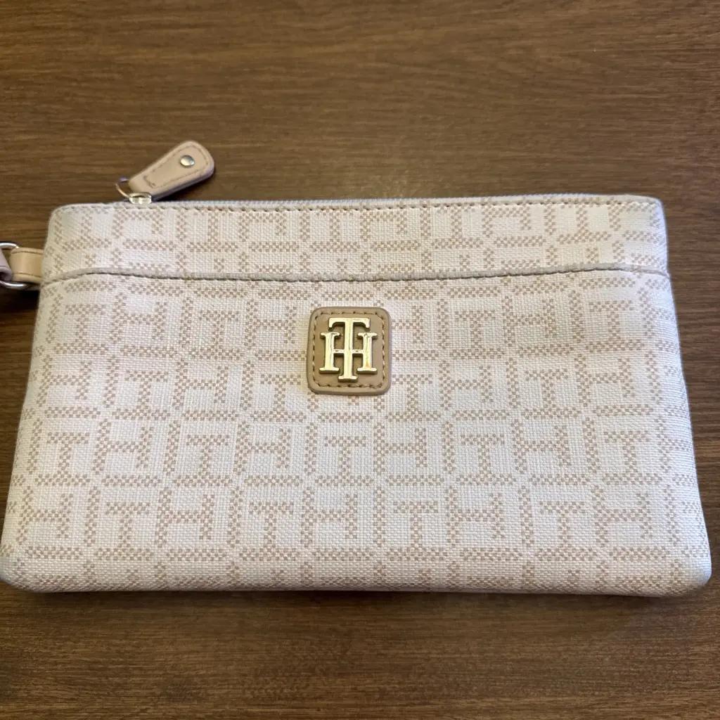 TOMMY HILFIGER Women's White & Beige Logo Zipper Wristlet Wallet Faux Leather